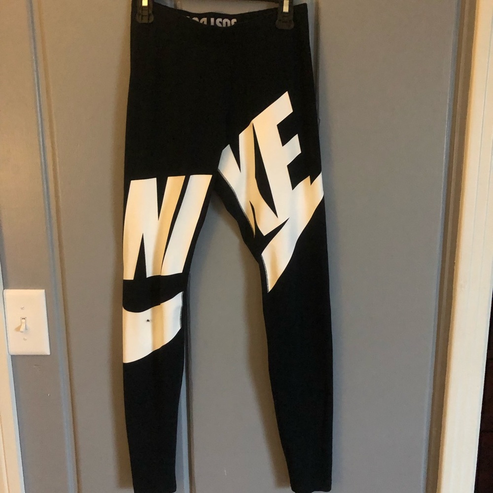 🌼NIKE ‘LEG-A-SEE’ EXPLODED LOGO LEGGINGS🌼